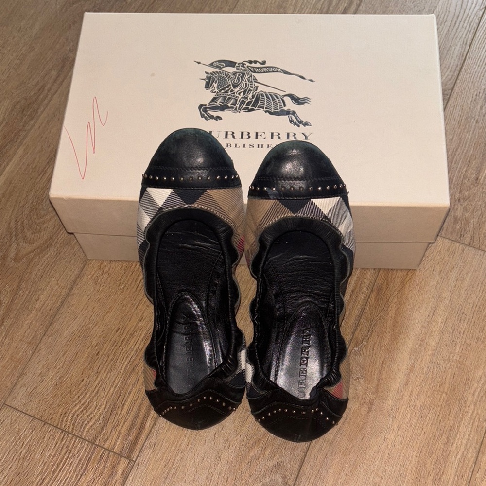 35.5 -Burberry Bridle House Check Southwark Ballerina  with studs